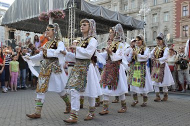 Grup üyeleri halk Arnavut Kültür Derneği Levent hasani cegrane, Zagreb 48 Uluslararası Folklor Festivali sırasında Makedonya üzerinden