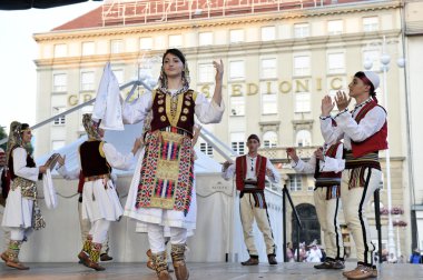 Grup üyeleri halk Arnavut Kültür Derneği Levent hasani cegrane, Zagreb 48 Uluslararası Folklor Festivali sırasında Makedonya üzerinden