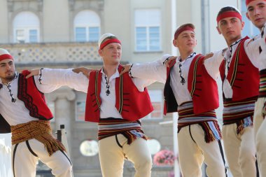 Grup üyeleri halk Arnavut Kültür Derneği Levent hasani cegrane, Zagreb 48 Uluslararası Folklor Festivali sırasında Makedonya üzerinden