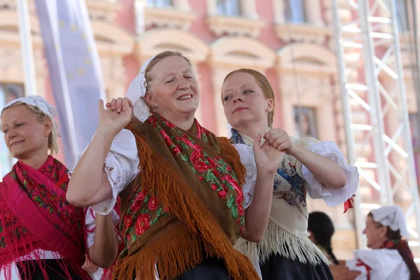 Участники фольклорной группы "Selacka Sloga" из Неделише, Хорватия во время 48-го Международного фольклорного фестиваля в Загребе — стоковое фото
