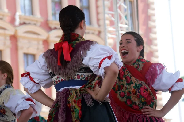 Membros do grupo folclórico Selacka Sloga de Nedelisce, Croácia durante o 48 Festival Internacional do Folclore em Zagreb — Fotografia de Stock