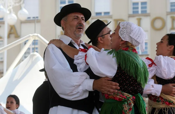 Members of folk group Selacka Sloga from Nedelisce, Croatia during the 48th International Folklore Festival in Zagreb — Stock Photo, Image