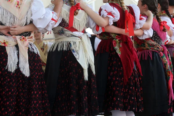 Miembros del grupo folclórico Selacka Sloga de Nedelisce, Croacia durante el 48º Festival Internacional de Folclore en Zagreb — Foto de Stock