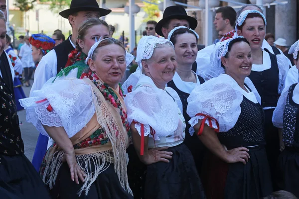 Członkowie zespołów folklorystycznych z mihovljan, Chorwacji podczas 48 Festiwal Folklorystyczny w Zagrzebiu — Zdjęcie stockowe