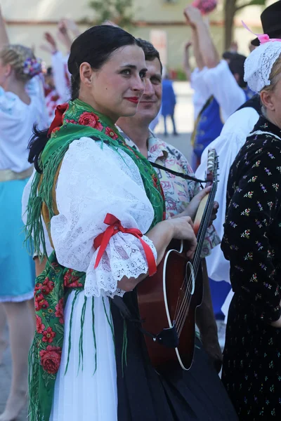 Členové folklorních souborů z mihovljan, Chorvatsko během 48 Mezinárodní folklórní festival v Záhřebu — Stock fotografie