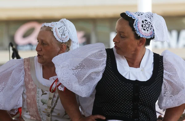 Membres de groupes folkloriques de Mihovljan, Croatie lors du 48e Festival international du folklore à Zagreb — Photo