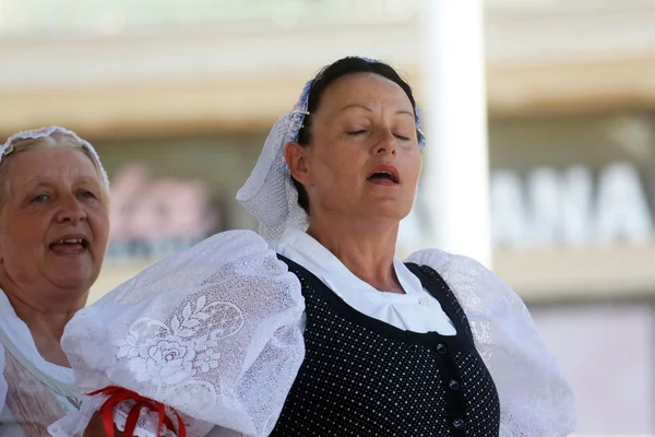 Members of folk groups from Mihovljan, Croatia during the 48th International Folklore Festival in Zagreb — Stock Photo, Image