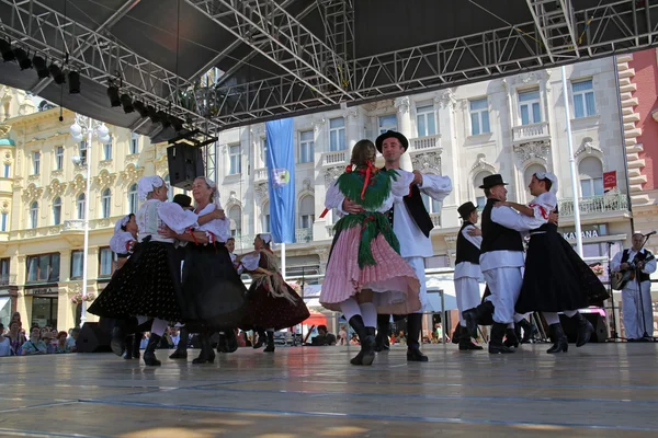 Členové folklorních souborů z mihovljan, Chorvatsko během 48 Mezinárodní folklórní festival v Záhřebu — Stock fotografie