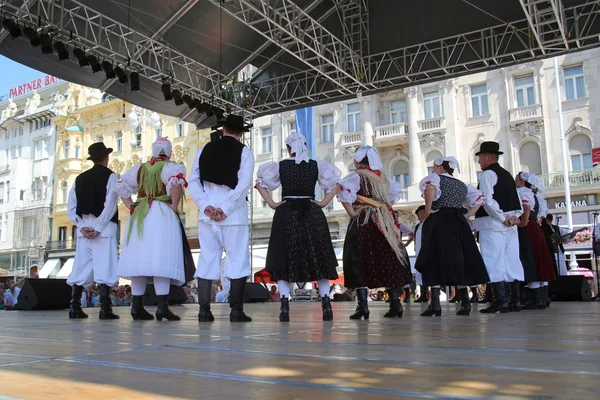 Members of folk groups from Mihovljan, Croatia during the 48th International Folklore Festival in Zagreb — Stock Photo, Image