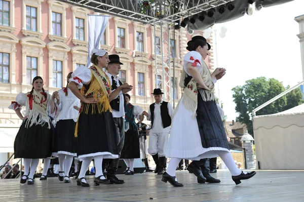 Členové folkové skupiny zvon od mala subotica, Chorvatsko během 48 Mezinárodní folklórní festival v Záhřebu — Stockfoto