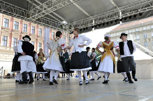 Halk grupları zvon mala subotica, Hırvatistan Zagreb 48 Uluslararası Folklor Festivali sırasında gelen üyeleri — Stok fotoğraf