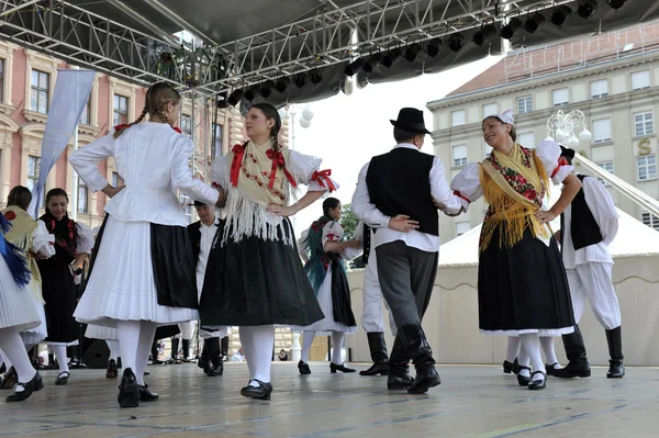 Členové folkové skupiny zvon od mala subotica, Chorvatsko během 48 Mezinárodní folklórní festival v Záhřebu — Stock fotografie
