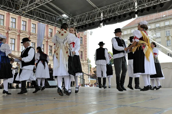 Členové folkové skupiny zvon od mala subotica, Chorvatsko během 48 Mezinárodní folklórní festival v Záhřebu — Stock fotografie