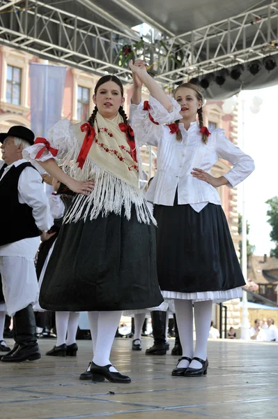 Members of folk groups Zvon from Mala Subotica, Croatia during the 48th International Folklore Festival in Zagreb — Stock Photo, Image