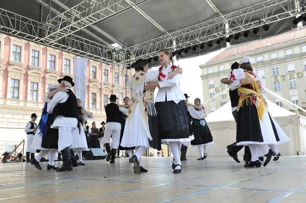 Membros dos grupos folclóricos Zvon de Mala Subotica, Croácia durante o 48 Festival Internacional do Folclore em Zagreb — Fotografia de Stock