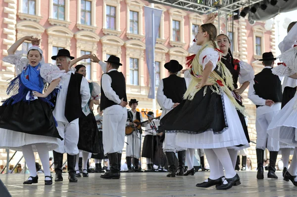 Membri dei gruppi folkloristici Zvon di Mala Subotica, Croazia durante il 48esimo Festival Internazionale del Folclore a Zagabria — Foto Stock