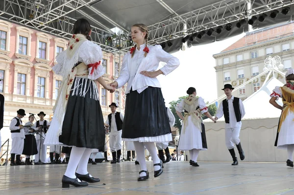 Τα μέλη των ομάδων λαϊκής zvon από mala subotica, Κροατία κατά τη διάρκεια το 48ο Διεθνές Φολκλορικό Φεστιβάλ στο Ζάγκρεμπ — Φωτογραφία Αρχείου