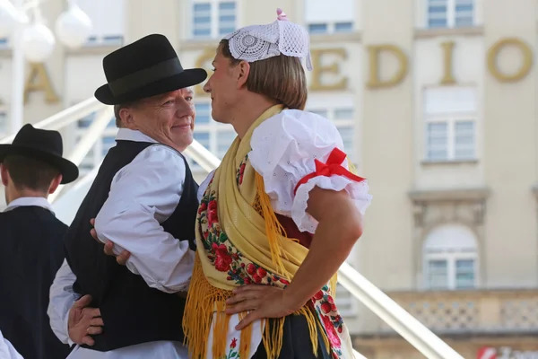 Leden van folk groepen zvon van mala subotica, Kroatië tijdens de 48ste internationale folklore festival in zagreb — Stockfoto