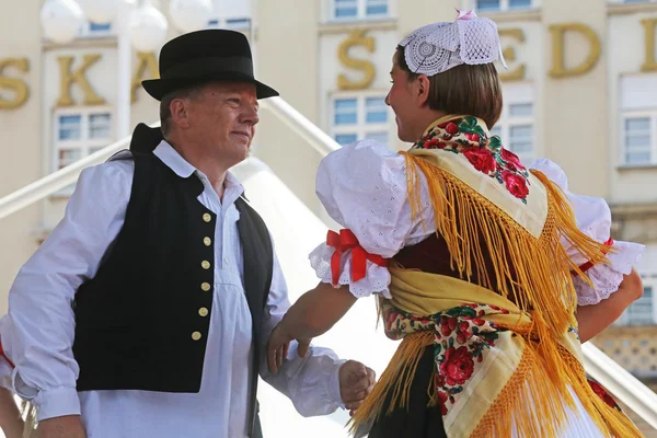Leden van folk groepen zvon van mala subotica, Kroatië tijdens de 48ste internationale folklore festival in zagreb — Stockfoto