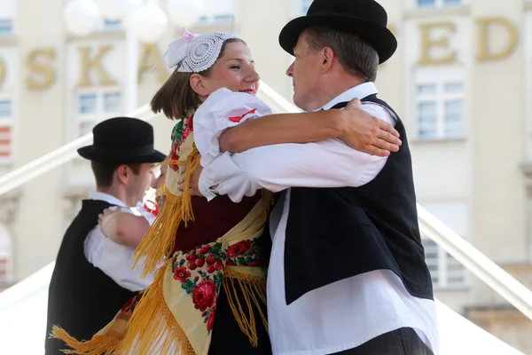 Members of folk groups Zvon from Mala Subotica, Croatia during the 48th International Folklore Festival in Zagreb — Stock Photo, Image