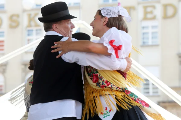 Členové folkové skupiny zvon od mala subotica, Chorvatsko během 48 Mezinárodní folklórní festival v Záhřebu — Stock fotografie