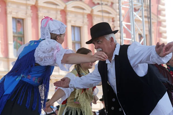 Members of folk groups Zvon from Mala Subotica, Croatia during the 48th International Folklore Festival in Zagreb — Stock Photo, Image