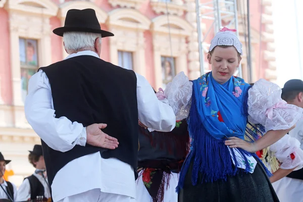 Členové folkové skupiny zvon od mala subotica, Chorvatsko během 48 Mezinárodní folklórní festival v Záhřebu — Stockfoto