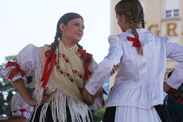 Miembros de grupos populares Zvon de Mala Subotica, Croacia durante el 48º Festival Internacional de Folclore en Zagreb —  Fotos de Stock