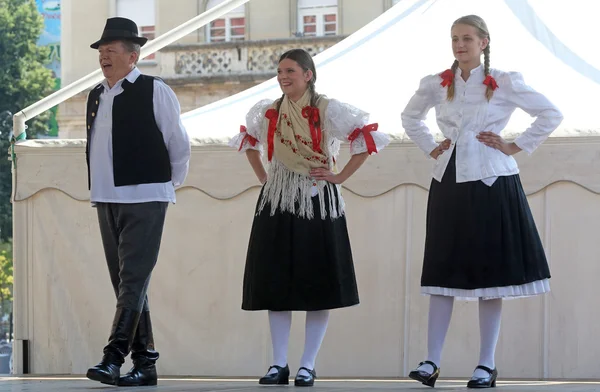 Miembros de grupos populares Zvon de Mala Subotica, Croacia durante el 48º Festival Internacional de Folclore en Zagreb —  Fotos de Stock