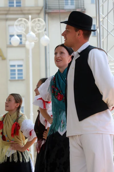 Members of folk groups Zvon from Mala Subotica, Croatia during the 48th International Folklore Festival in Zagreb — Stock Photo, Image