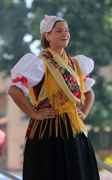 Leden van folk groepen zvon van mala subotica, Kroatië tijdens de 48ste internationale folklore festival in zagreb — Stockfoto