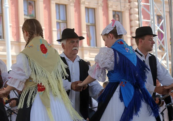 Membros dos grupos folclóricos Zvon de Mala Subotica, Croácia durante o 48 Festival Internacional do Folclore em Zagreb — Fotografia de Stock