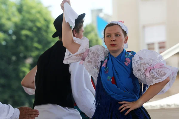 Mitglieder der Folkloregruppen zvon aus Mala Subotica, Kroatien während des 48. Internationalen Folklorefestivals in Zagreb — Stockfoto