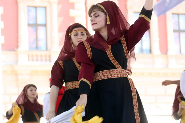 Medlemmar av folk grupp albanska kultur samhälle Hnerik hasani från cegrane, Makedonien under 48 internationell folklore festival i zagreb — Stockfoto