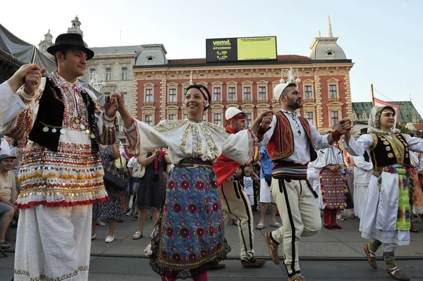 Nép, tagok csoport albán kulturális társadalom jahi Kati a cegrane, Macedónia-48 a nemzetközi folklór Fesztivál, Zágráb — Stock Fotó