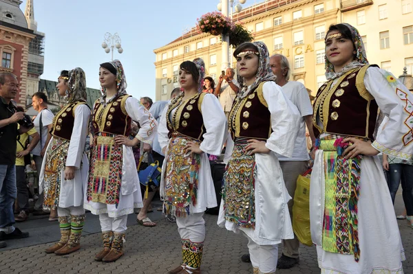 Membros do grupo folclórico Albanian Culture Society Jahi Hasani de Cegrane, Macedônia durante o 48th International Folklore Festival em Zagreb — Fotografia de Stock
