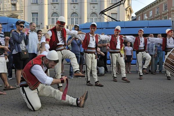 Membres du groupe folklorique Albanian Culture Society Jahi Hasani de Cegrane, Macédoine lors du 48e Festival international du folklore à Zagreb — Photo