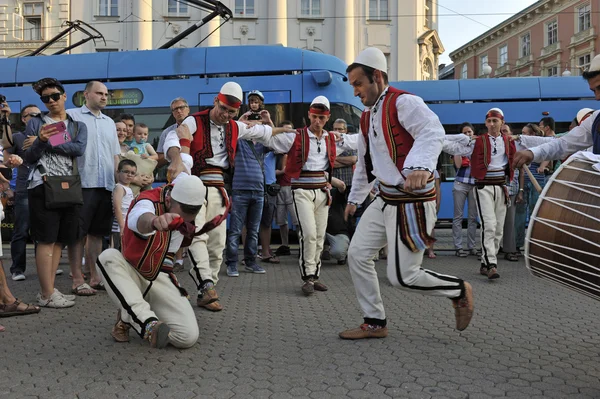 Membres du groupe folklorique Albanian Culture Society Jahi Hasani de Cegrane, Macédoine lors du 48e Festival international du folklore à Zagreb — Photo