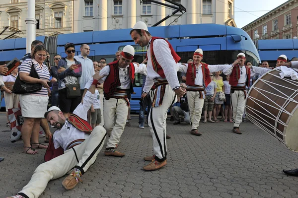 Mitglieder der albanischen Folkloregruppe jahi hasani aus cegrane, Mazedonien während des 48. Internationalen Folklorefestivals in Zagreb — Stockfoto