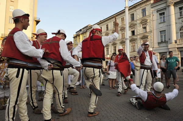 Membres du groupe folklorique Albanian Culture Society Jahi Hasani de Cegrane, Macédoine lors du 48e Festival international du folklore à Zagreb — Photo