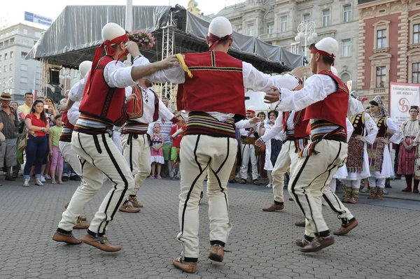 Membres du groupe folklorique Albanian Culture Society Jahi Hasani de Cegrane, Macédoine lors du 48e Festival international du folklore à Zagreb — Photo