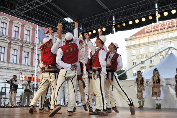 Mitglieder der albanischen Folkloregruppe jahi hasani aus cegrane, Mazedonien während des 48. Internationalen Folklorefestivals in Zagreb — Stockfoto