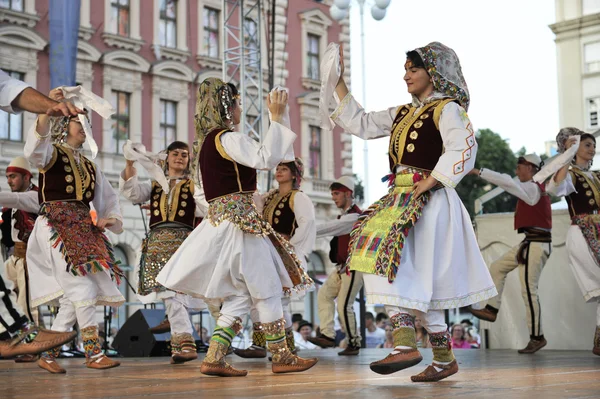 Medlemmar av folk grupp albanska kultur samhälle Hnerik hasani från cegrane, Makedonien under 48 internationell folklore festival i zagreb — Stockfoto