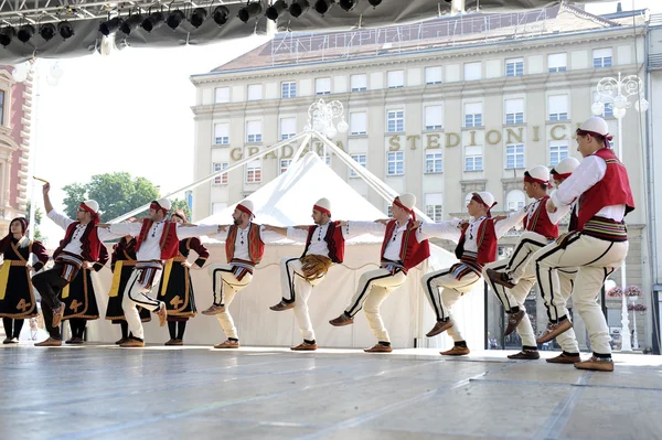 Members of folk group Albanian Culture Society Jahi Hasani from Cegrane, Macedonia during the 48th International Folklore Festival in Zagreb — Stock Photo, Image