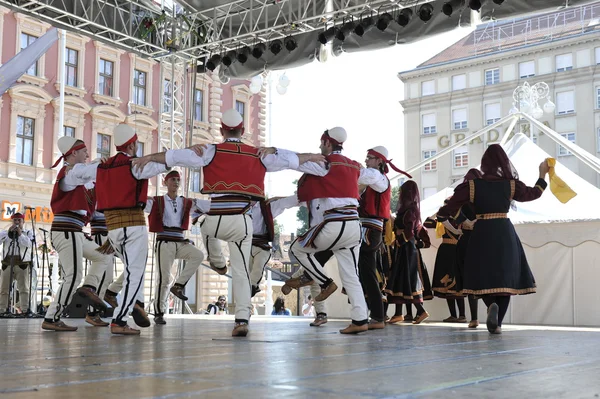 Membros do grupo folclórico Albanian Culture Society Jahi Hasani de Cegrane, Macedônia durante o 48th International Folklore Festival em Zagreb — Fotografia de Stock