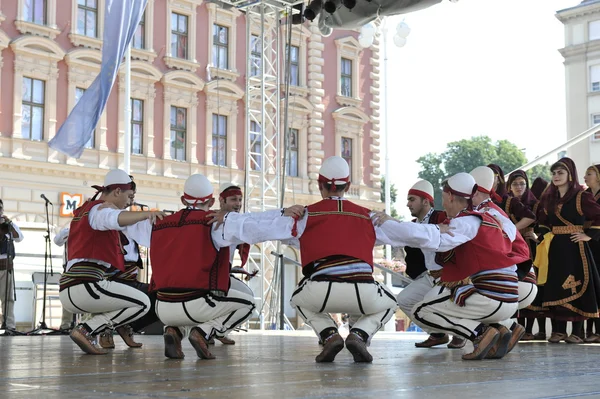 Membros do grupo folclórico Albanian Culture Society Jahi Hasani de Cegrane, Macedônia durante o 48th International Folklore Festival em Zagreb — Fotografia de Stock