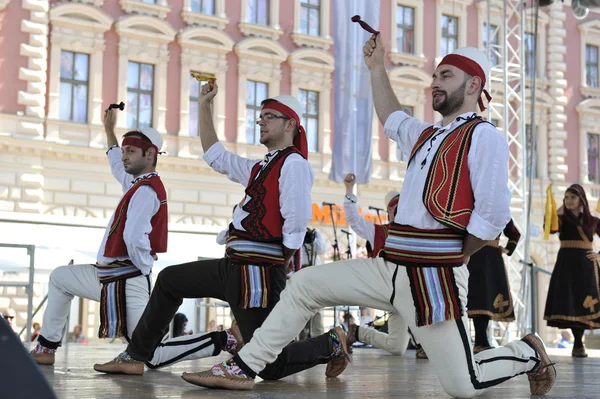 Leden van folk groep Albanese cultuur samenleving jahi hasani van cegrane, Macedonië tijdens de 48ste internationale folklore festival in zagreb — Stockfoto