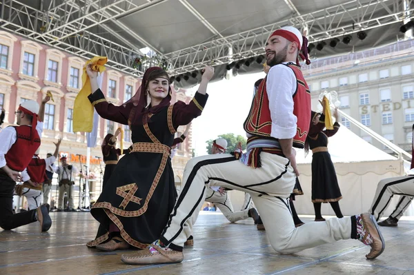 Medlemmar av folk grupp albanska kultur samhälle Hnerik hasani från cegrane, Makedonien under 48 internationell folklore festival i zagreb — Stockfoto