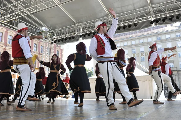 Członków Ludowej grupy albańskiej kultury społeczeństwa hasani jahi z cegrane, macedonia podczas 48 Festiwal Folklorystyczny w Zagrzebiu — Zdjęcie stockowe