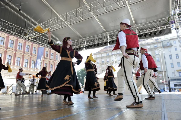 Membres du groupe folklorique Albanian Culture Society Jahi Hasani de Cegrane, Macédoine lors du 48e Festival international du folklore à Zagreb — Photo